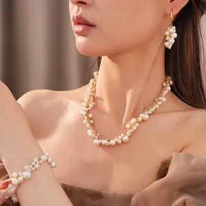 Elegante parel sieradenset met ketting en oorbellen gedragen door een model