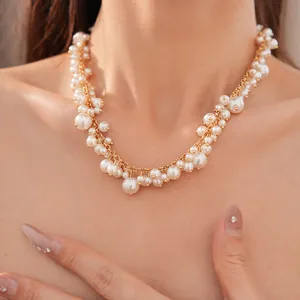 Detailweergave van een elegante parelketting met kwastjes in paleisstijl met gouden ketting