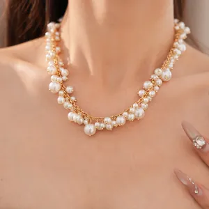 Gedetailleerde weergave van een luxe parelketting in paleisstijl op de nek van het model