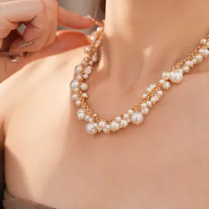 Detail van een luxe parelketting in paleisstijl om de nek van een Aziatisch model
