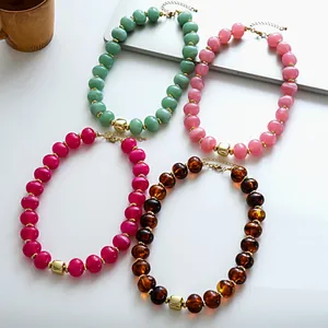 Collane vintage in perle acriliche marmorizzate in quattro colori con dettagli dorati