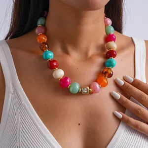 Vista dettagliata di una vivace collana di perle acriliche marmorizzate su una modella.