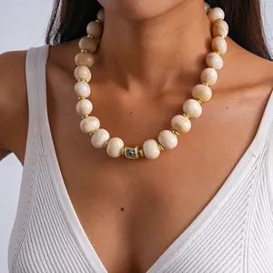 Vista ravvicinata di una collana retrò in perle di acrilico marmorizzato con oro