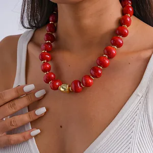Primo piano di una collana vintage con grandi perle in acrilico rosso