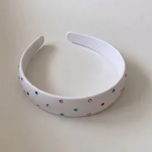 Eleganter weißer Haarreif aus Acryl mit bunten Strasssteinen in Pink und Blau für Damen.
