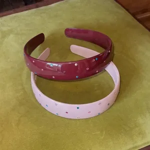Elegantes Set aus zwei breiten glänzenden Acryl-Haarreifen mit bunten Strasssteinen für Damen