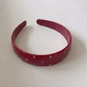 Roter breiter Acryl-Haarreif mit bunten Strasssteinen geschmückt für Damen Haarschmuck