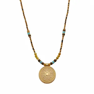 Elegante 24-karaats vergulde kralenketting met een gedetailleerde zirkonia hanger.
