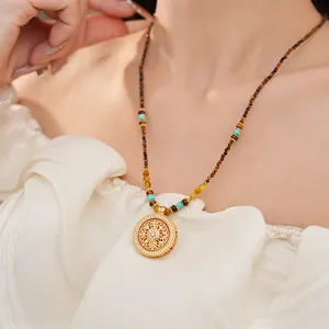 Macrodetail van 24-karaats vergulde kralenketting met een verfijnde hanger met zirkoonbloem