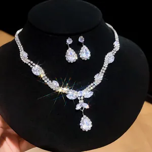 Fonkelende zilveren strass waterdruppel ketting en oorbellen sieradenset voor feest