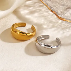 Elegante minimalistische dicke gewölbte offene Ringe aus poliertem Gold und Silber.