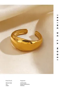 Detailansicht eines breiten, glatten, goldenen, offenen Rings aus Titanstahl