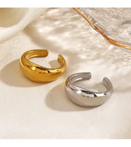 Detailansicht der klobigen goldenen und silbernen gebogenen Ringe aus Premium-Titanstahl