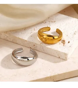 Detailansicht goldener und silberner offener Ringe aus Titanstahl mit glatter Oberfläche