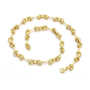 Élégant collier en acier inoxydable doré avec maillons torsadés et perles décoratives