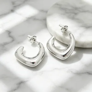 Boucles d'oreilles créoles élégantes en forme de U en acier inoxydable poli argenté.