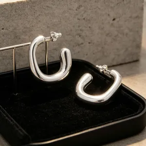 Boucles d'oreilles créoles géométriques en acier inoxydable poli en forme de U chic