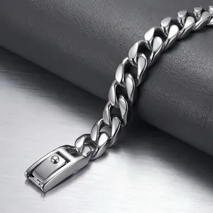 Primer plano de pulsera de eslabones cubanos de acero inoxidable con cierre resistente