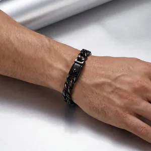 Primer plano de una pulsera de eslabones cubanos negra para hombre en acero de titanio