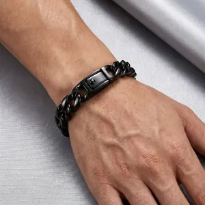 Detalle de una elegante pulsera de cadena cubana para hombre en acero de titanio negro