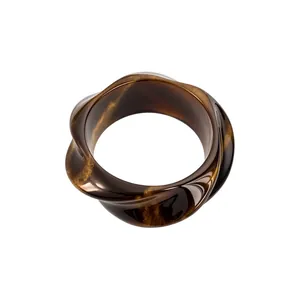 Bracelet jonc élégant en résine marron Maillard avec design torsadé pour femme.