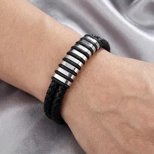 Vue détaillée d'un bracelet en cuir noir double couche pour homme avec entretoises argent