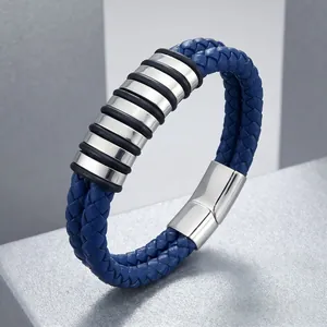 Vue détaillée du bracelet en cuir tressé bleu avec entretoises en métal argenté