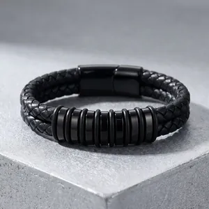 Vue détaillée d'un bracelet en cuir noir tressé double couche pour homme avec anneaux
