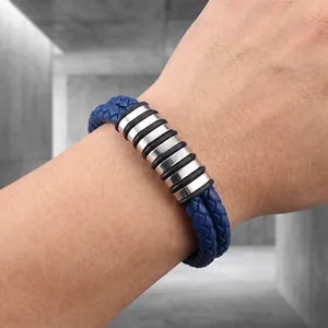 Gros plan d'un bracelet en cuir tressé bleu pour hommes avec anneaux en métal