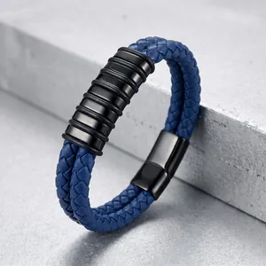 Vue détaillée d'un bracelet en cuir tressé bleu à double couche et perles noires