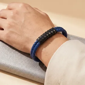 Gros plan d'un bracelet en cuir tressé bleu pour homme avec anneaux intercalaires noirs