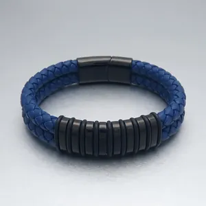 Vue détaillée d'un bracelet pour homme en cuir tressé bleu avec fermoir magnétique noir.