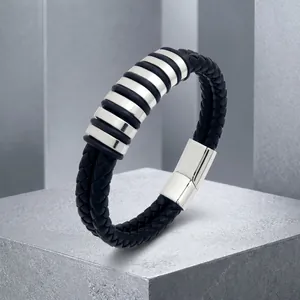 Détail d'un bracelet en cuir tressé noir à deux couches avec des perles en métal argenté