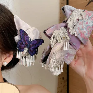 Elegante molletta per capelli con fiocco a farfalla, nappe argentate e ricami etnici