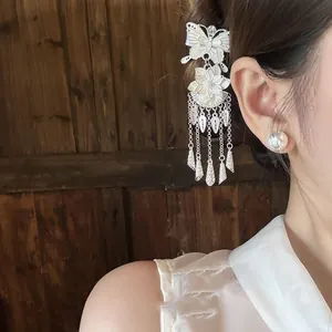 Fermaglio per capelli etnico argento a farfalla con lunghe nappe sul modello