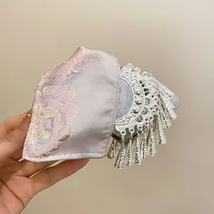 Vista dettagliata di un fermaglio per capelli etnico di lusso con nappe d'argento e jacquard