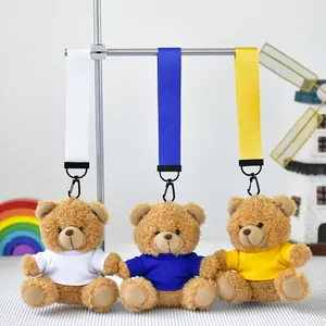 Tres lindos llaveros de oso de peluche con trajes en blanco, azul y amarillo