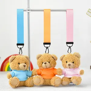 Vista detallada de tres lindos llaveros de peluche de ositos en azul, naranja y rosa.