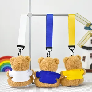 Vista trasera de llaveros de osos de peluche con camisetas y cordones de colores a juego