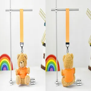 Vista frontal y trasera de un lindo llavero de oso de peluche con una camiseta naranja