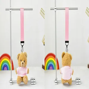Detalle frontal y trasero de un lindo oso de peluche con correa rosa