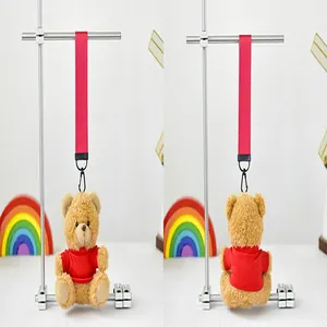 Vista frontal y trasera de un lindo llavero de oso de peluche con una camiseta roja.