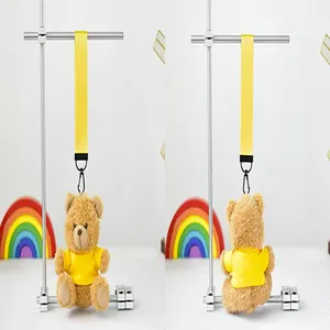 Vistas detalladas delantera y trasera de un lindo llavero de oso de peluche con camiseta