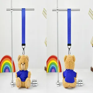 Lindo llavero de peluche de osito con camiseta azul y cordón a juego para mochilas