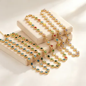 Élégants colliers de style français vintage avec strass colorés en finition dorée