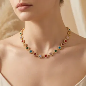 Gros plan détaillé d'un collier de tennis vintage français aux cristaux colorés