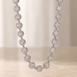 Gros plan d'un collier de tennis vintage français élégant avec des maillons scintillants.