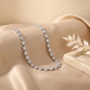 Gros plan d'un élégant collier de tennis vintage français avec diamants sertis