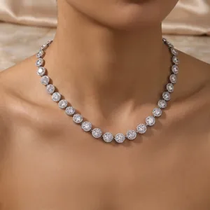 Gros plan d'un collier tennis argenté élégant serti de magnifiques strass ronds