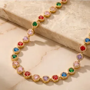 Gros plan d'un collier de tennis élégant en or avec des pierres colorées